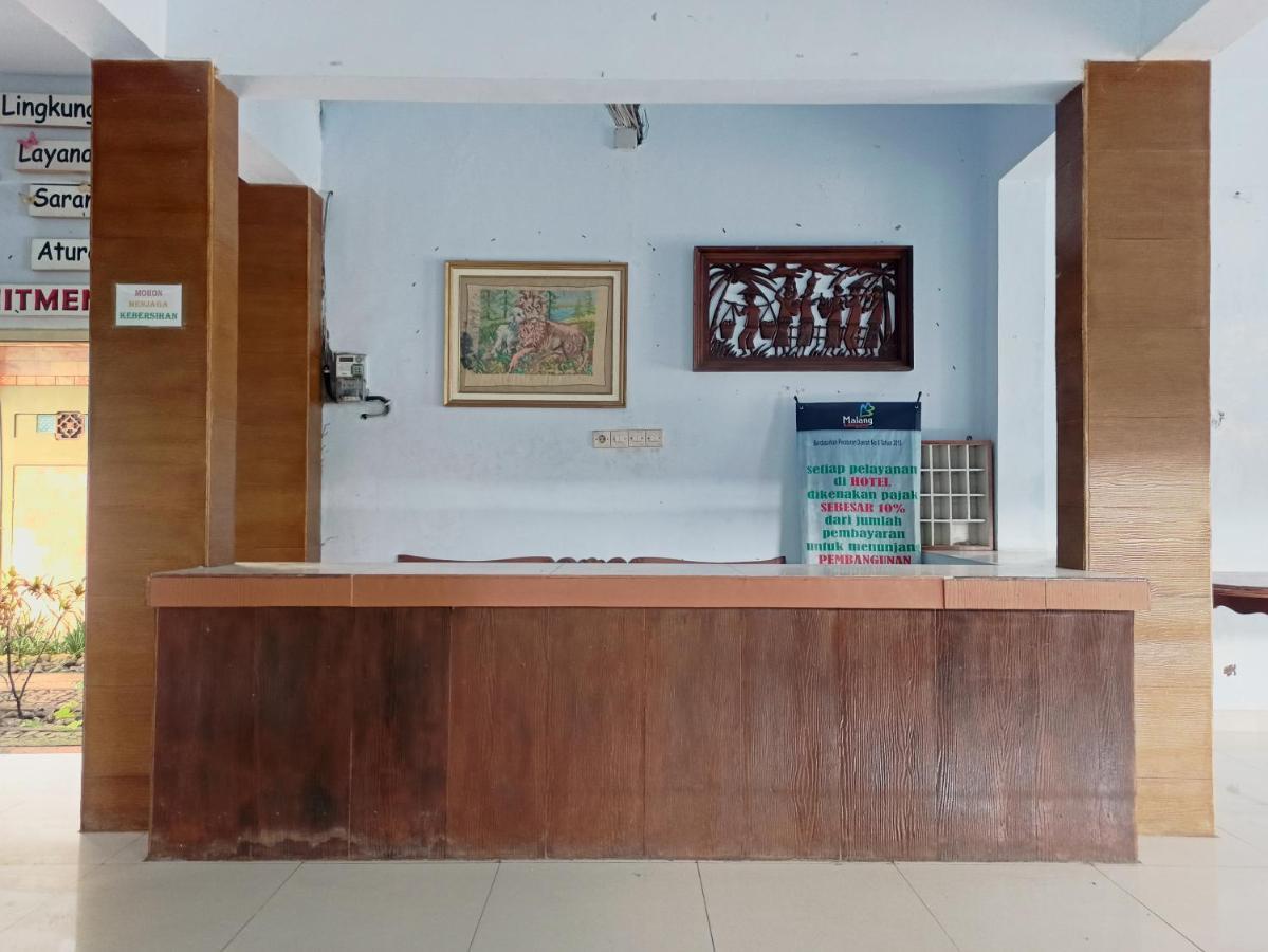 Oyo 90093 Dw Hotel Malang Dış mekan fotoğraf