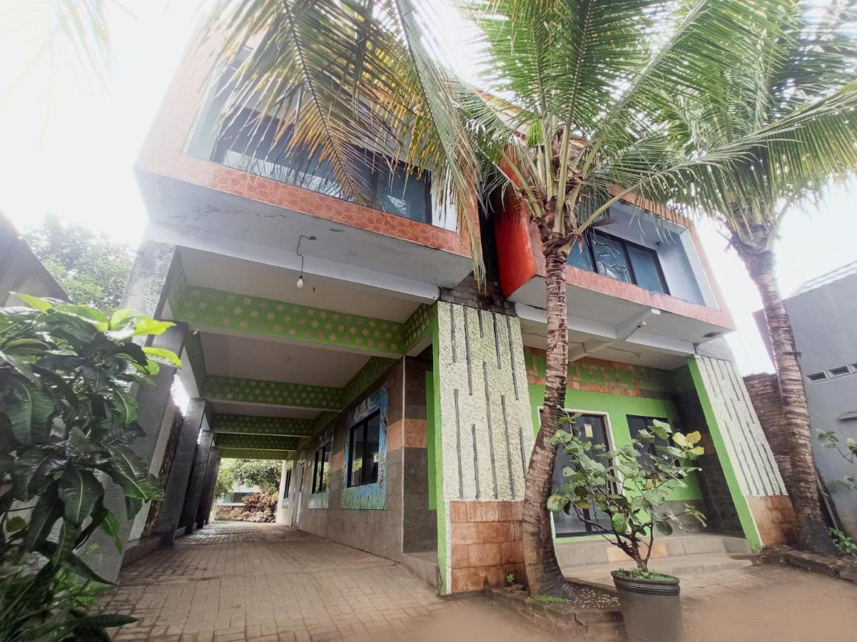 Oyo 90093 Dw Hotel Malang Dış mekan fotoğraf