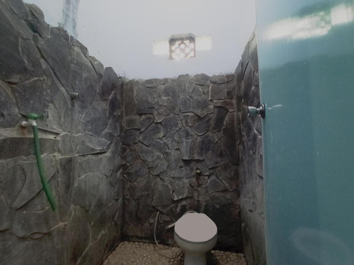 Oyo 90093 Dw Hotel Malang Dış mekan fotoğraf