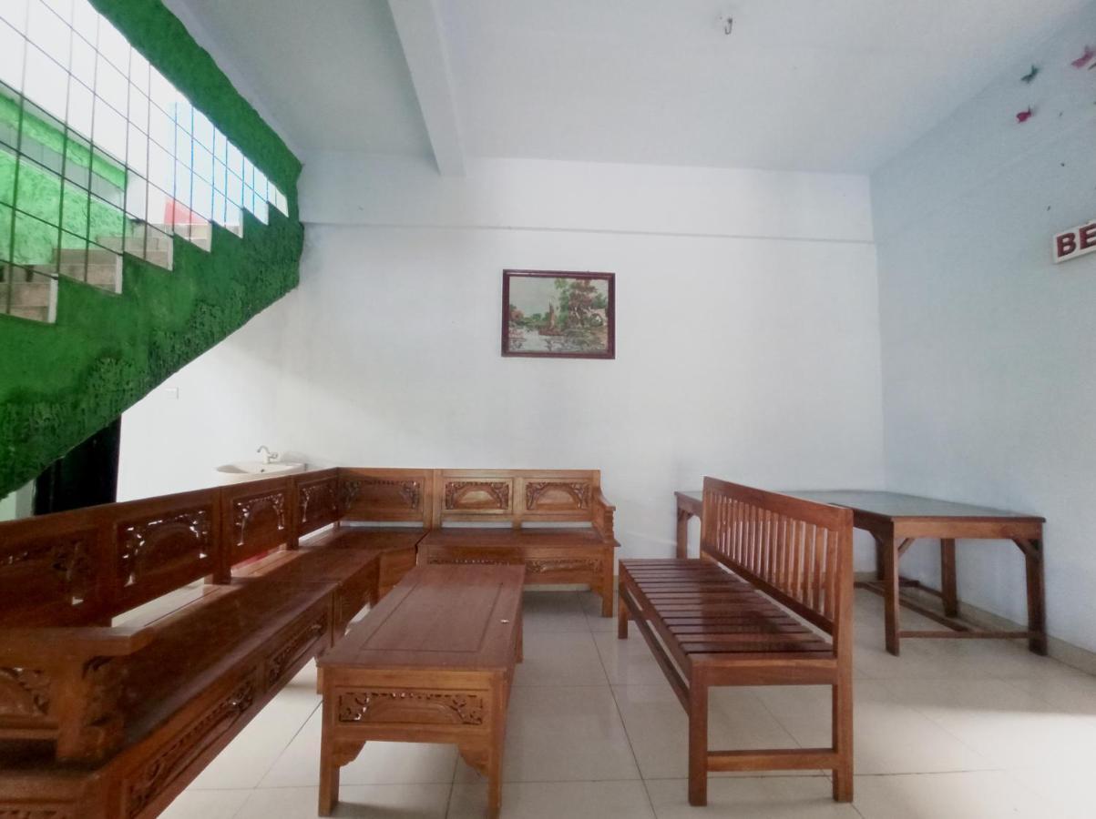 Oyo 90093 Dw Hotel Malang Dış mekan fotoğraf